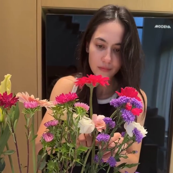 <p>Selain konten membuat jus, Pevita juga sempat mengunggah video saat merangkai bunga. Di video ini, Pevita juga tak menggunakan riasan apa pun alias <em>bare face</em>. (Foto: Instagram @pevpearce)</p>