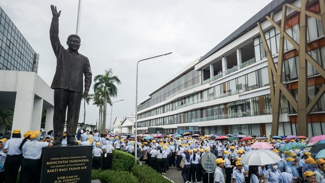 Kejagung Sebut Kerugian Negara Imbas Korupsi Sritex Naik Jadi Rp1,08 T Kejaksaan Agung menyebut kerugian negara kasus korupsi pemberian fasilitas kredit dari perbankan kepada PT Sritex bertambah hingga mencapai Rp1,08 triliun.