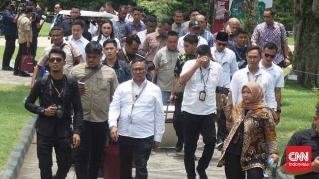 Ratusan kepala dan wakil kepala daerah mulai meninggalkan lokasi retret di Akmil Magelang, Jawa Tengah, Jumat (28/2) siang.