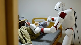 FOTO: Robot Penuh Kasih Rawat dan Temani Lansia Kesepian di Jepang