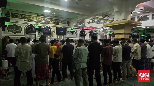 Kementerian Agama memutuskan 1 Ramadhan 1446 Hijriah/2025 jatuh pada Sabtu (1/3). Seluruh umat Islam di Indonesia mulai melakukan Salat Tarawih mulai malam ini.