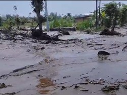Hujan di Lereng Kelud, Sungai Desa Pranggang Kediri Meluap Genangi Jalan