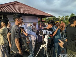 Warga Ramai-ramai Ikut Pantau Hilal di Pantai Loang Baloq Mataram