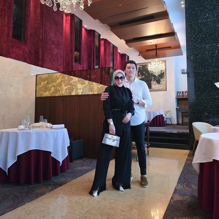 <p>Pasangan artis Syahrini dan Reino Barack baru saja merayakan ulang tahun pernikahan dengan makan malam romantis di restoran mewah. Namun, perayaan kali ini tampaknya lebih spesial dari tahun-tahun sebelumnya. (Foto: Instagram@princessyahrini)</p>