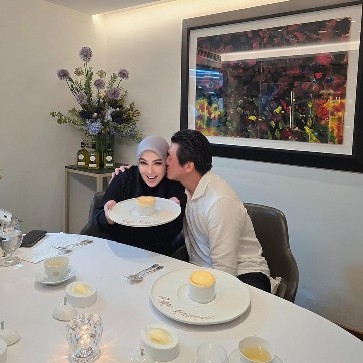 <p>Menikah sejak 2019, Syahrini dan Reino tampaknya jauh dari gosip miring. Bahkan, keduanya kini malah terlihat semakin romantis dan tak sungkan menampilkan kemesraan. (Foto: Instagram@princessyahrini)</p>