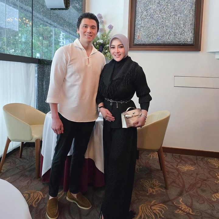 <p><em>Postingan</em> itu pun langsung diramaikan komentar netizen yang mendoakan kebaikan untuk pasangan ini. “<em>Happy Anniversary. </em>Tiap hari selalu bahagia dan bahagia. Nikmati hidupmu,” tulis akun<em> @kristinaapolin****. “Happy anniv</em> inces semakin sehat n bahagia yaa,” tulis akun<em> @yenny_yu****. </em>(Foto: Instagram@princessyahrini)</p>