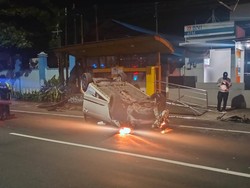 Brakk! Yaris Terbalik Usai Hantam Halte Trans Jogja Depan SMPN Kalasan Sleman