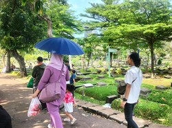 Peziarah Masih Datangi TPU Karet Bivak Jelang Ramadan