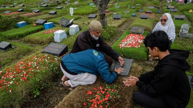 Ziarah kubur sangat identik dengan hari raya Idulfitri, bagaimana dengan ziarah di hari raya Idulfitri? Simak penjelasannya.