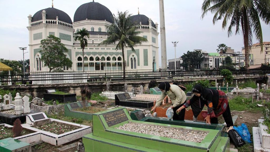 Doa Ziarah Kubur saat Idul Fitri Lengkap Bacaan Arab, Latin, Artinya