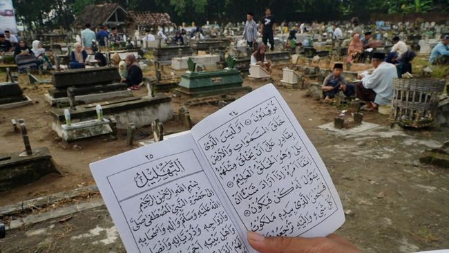 Membaca tahlil dan doa ziarah kubur lazim dilakukan untuk mendoakan orang yang telah meninggal. Berikut bacaan tahlil dan doa ziarah kubur lengkap urutannya.