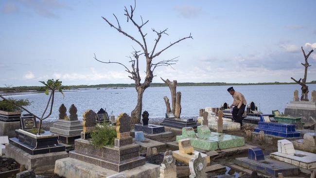 Saat berziarah, pastikan untuk membaca doa ziarah kubur orang tua singkat berikut ini.