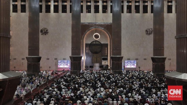 Presiden Prabowo Subianto menunaikan ibadah salat Iduladha di Masjid Istiqlal, Jakarta, Jumat (6/6).