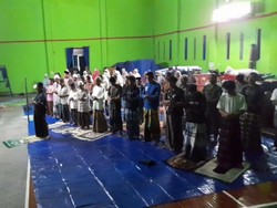 Masjid Roboh, Warga Cikondang Tasikmalaya Salat Tarawih di GOR Desa