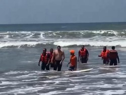 Detik-detik Turis Kazakhstan Nyaris Ditelan Rip Current Pantai Parangtritis