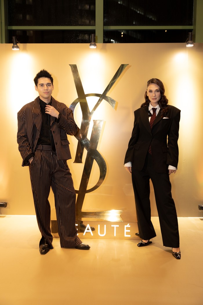 Maxime Bouttier dan Luna Maya kompak mengenakan setelan jas dan dasi saat hadiri YSL Gala Dinner. Setelan jas bergaris yang dikenakan Maxime jadi pusat perhatian ketika digabungkan kemeja dan dasi hitam. Di sisi lain, gaya androgini ala Luna Maya lebih daring dengan lapisan harness yang menumpuk dasi. Saint Laurent-coded with edge!/ Foto: Dok. YSL Beauty/ VINCENTIUS