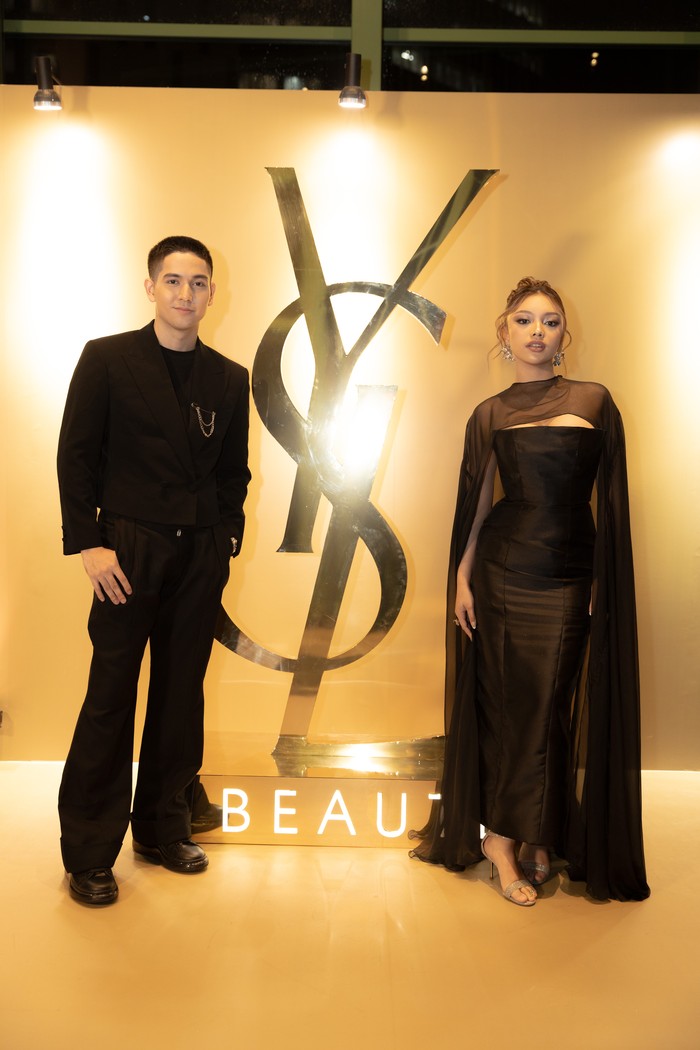 Classy & elegant. Naura Ayu dan Fadi Alaydrus beri sentuhan klasik pada outfit yang dikenakan. Bros aksen rantai dan siluet flare pants jadi statement setelan jas Fadi yang bernuansa simple. Gaun Naura Ayu berkesan lebih megah berkat potongan cape-style berbahan sheer. Sentuhan glamor didapat dari aksen perak dari minimalist heels serta cindin dan drop earrings/ Foto: Dok. YSL Beauty/VINCENTIUS