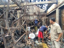 Janji Herdiat Kebut Perbaikan Belasan Kios Pasar Manis yang Terbakar