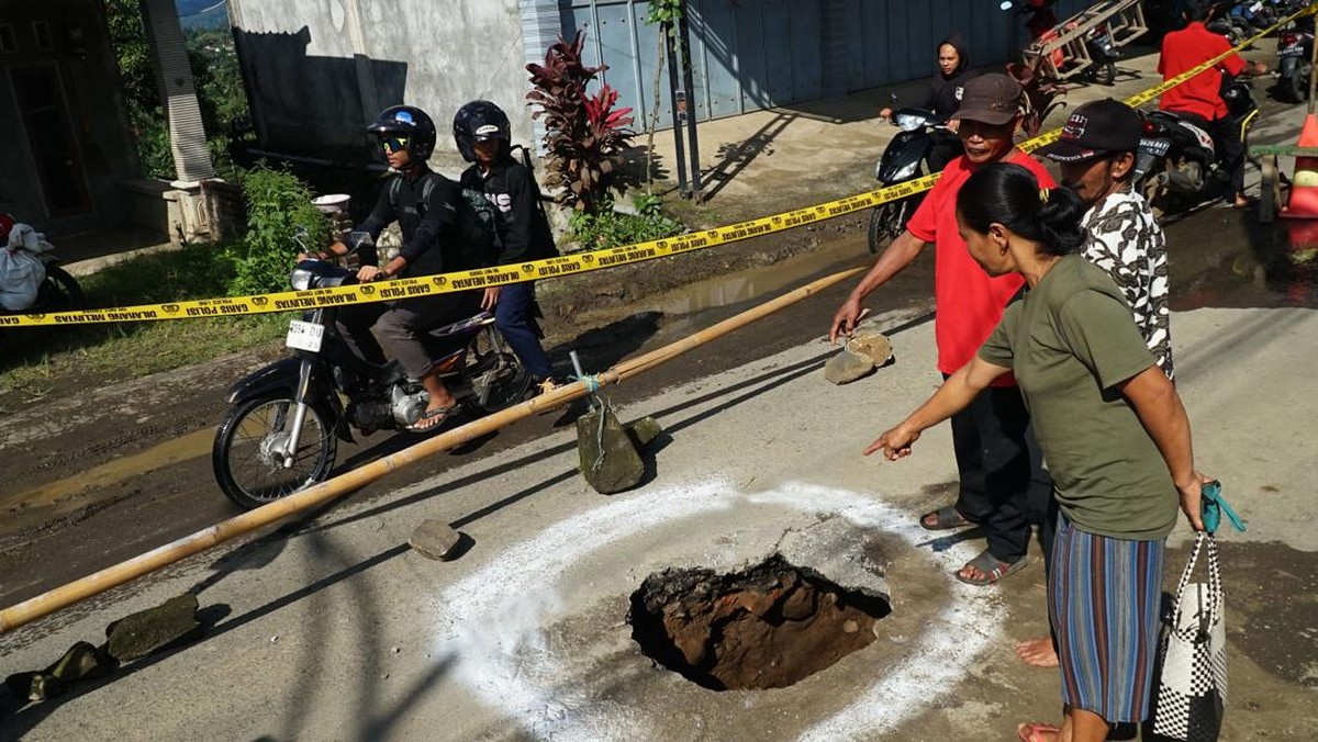 FOTO: Penampakan Sinkhole Sedalam 8 Meter di Tulungagung