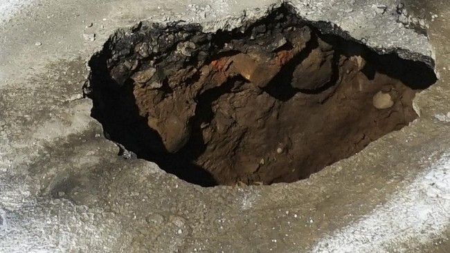 FOTO: Penampakan Sinkhole Sedalam 8 Meter di Tulungagung