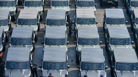 Petugas berada di samping kendaraan khusus Maung MV 3 di Bandara Husein Sastranegara, Bandung, Jawa Barat, Sabtu (1/3/2025). PT Pindad memproduksi sebanyak 700 unit Maung MV 3 dengan rincian Mabes TNI 50 unit, TNI AD 400 unit, TNI AL 100 unit, TNI AU