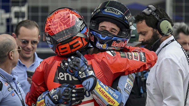 Menang GP Thailand, Marquez Bersaudara Ukir Sejarah Baru di MotoGP Marquez bersaudara, Marc dan Alex, menorehkan sejarah baru di MotoGP. Mereka jadi kakak beradik pertama yang berhasil finis teratas di kelas utama.