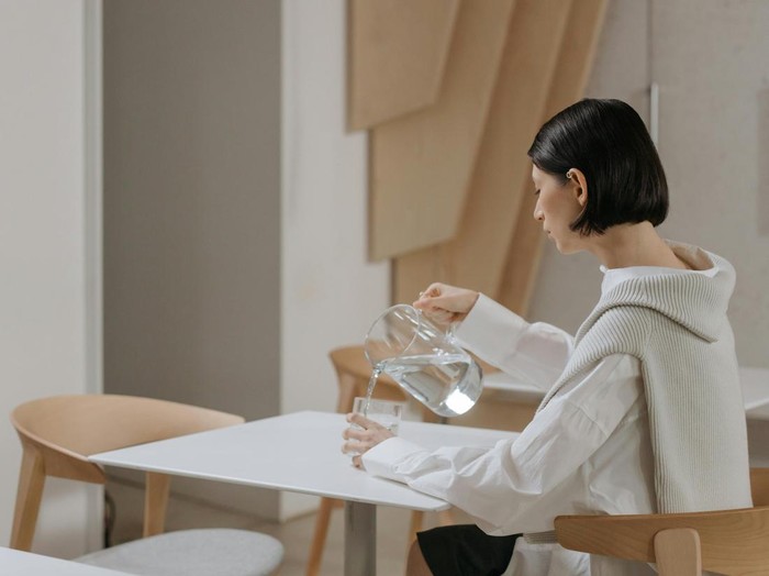 Minum Air Putih/ Foto: pexels.com/cottonbro studio