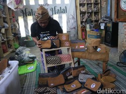 Warga Kudus Cuan dari Ubah Limbah Karung Goni Jadi Tas, Begini Ceritanya