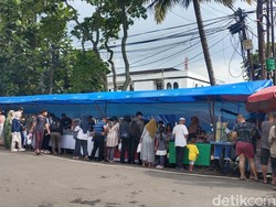 Ramainya Warga Berburu Takjil Khas Palembang di Pasar Bedug Jalan Ratna