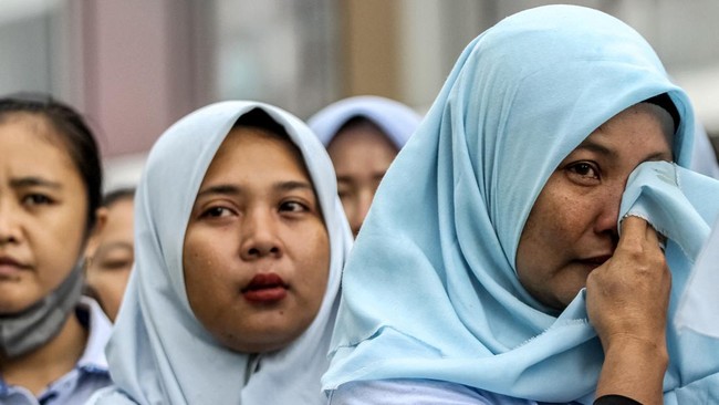 Mensesneg Prasetyo Hadi mengatakan 8.000-an buruh Sritex akan bekerja lagi dengan skema baru. Tapi pengamat ragu itu bisa terwujud.