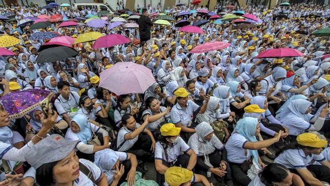 Anggota Komisi IX Fraksi PDIP mendesak pemerintah tak sekadar memberi janji manis kepada ribuan karyawan PT Sritex yang terkena PHK.