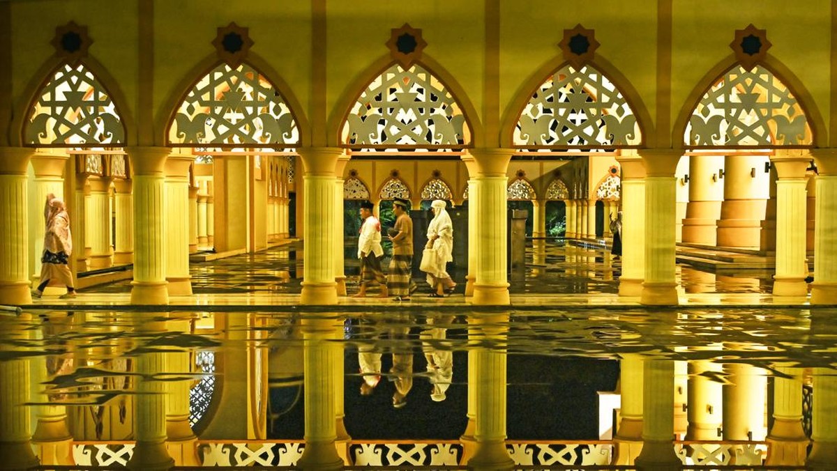 FOTO: Umat Muslim Salat Tarawih Pertama Ramadan 1446 H di Indonesia