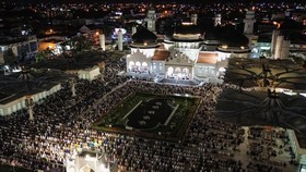 FOTO: Umat Muslim Salat Tarawih Pertama Ramadan 1446 H di Indonesia