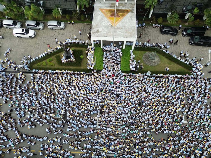 Raksasa tekstil PT Sri Rejeki Isman Tbk (Sritex) tutup permanen mulai hari ini, Sabtu 1 Maret 2025. Lebih dari 10 ribu pekerja terkena PHK.