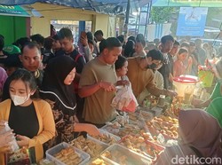 Warga Nonis dan WNA War Takjil di Pasar Ramadhan Denpasar
