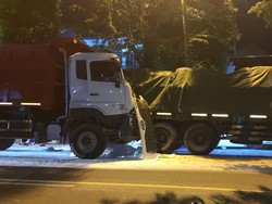 Sopir Ngantuk, Truk Tronton Tabrak Trailer Parkir di Tuban