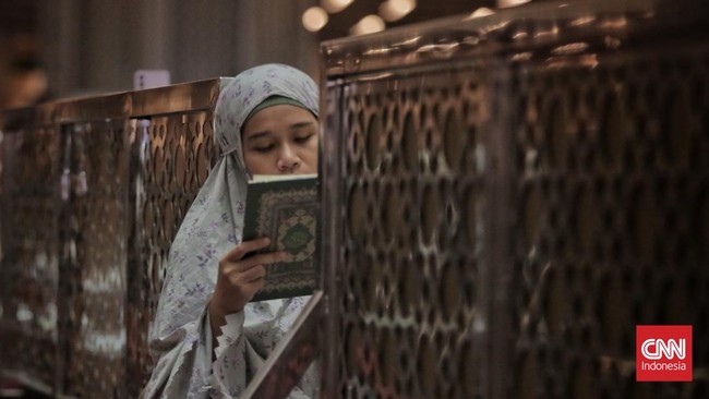 FOTO: Salat Tarawih Pertama 1446 Hijriah di Masjid Istiqlal