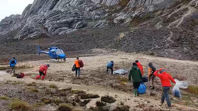 Pendaki gunung Lilie Wijayanti Poegiono dan rekannya, Elsa Laksono meninggal dunia di Puncak Carstensz, Papua. Jenazah keduanya dalam proses evakuasi.