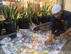 Cerita Aban Merantau Jualan Angpao Lebaran demi Berkah Ramadan