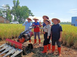 Petani Ponorogo Pakai Mesin Pemanen Otomatis Saat Sulit Cari Tenaga Kerja