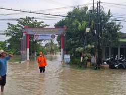 2 Motor Hanyut Diterjang Banjir Luapan Kali Lamong di Benjeng Gresik