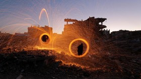 FOTO: Suka Cita Warga Gaza Sambut Awal Ramadan di Antara Reruntuhan