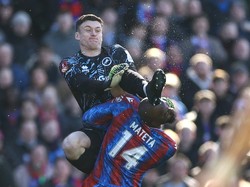 Kepala Striker Crystal Palace Diterjang Kaki Kiper Millwall di Piala FA