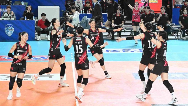 Kata-kata Pelatih Red Sparks Usai Sikat Pink Spiders Pelatih Red Sparks Ko Hee Jin buka suara setelah timnya meremukkan Pink Spiders 3-2 dalam laga putaran enam Liga Voli Korea di Gimnasium Chungmu, Sabtu (1/3).