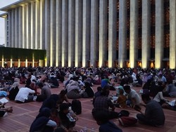 Video: Cobain Bukber Gratis Bareng Warga di Masjid Istiqlal