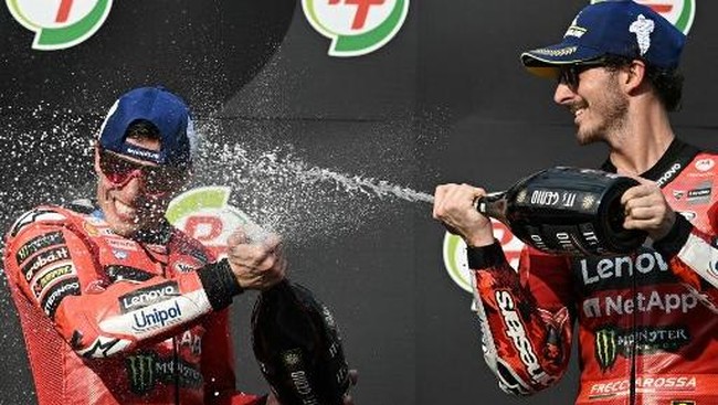 Panas menyengat saat balapan MotoGP Thailand 2025 membuat tangan pembalap Ducati Francesco Bagnaia melepuh, Minggu (2/3).