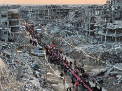 Momen Warga Gaza Buka Puasa Pertama di Tengah Reruntuhan Sisa Perang