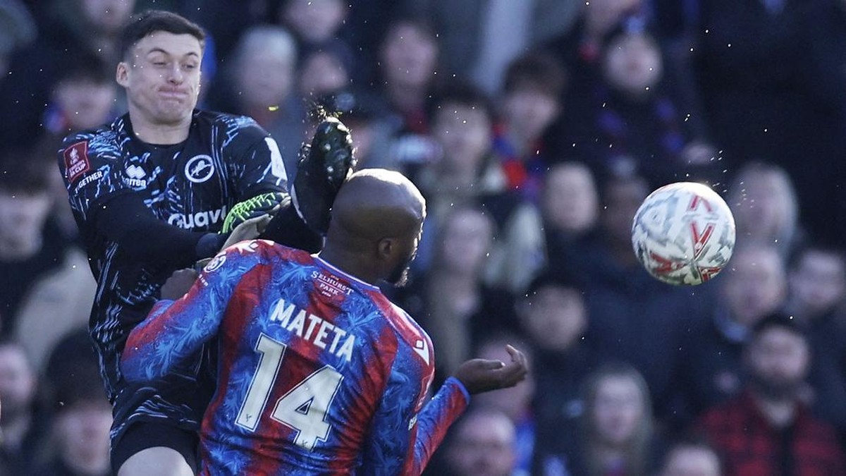 FOTO: Pelanggaran Horor Kiper Millwall, Mateta Dapat 25 Jahitan