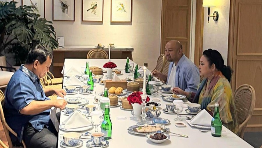 Presiden Prabowo Subianto membagikan momen berbuka bersama Titiek Soeharto dan putranya, Didit Hediprasetyo. (Instagram Prabowo)