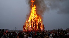 FOTO: Tradisi Bakar Instalasi Kayu Tandai Akhir Musim Dingin di Rusia